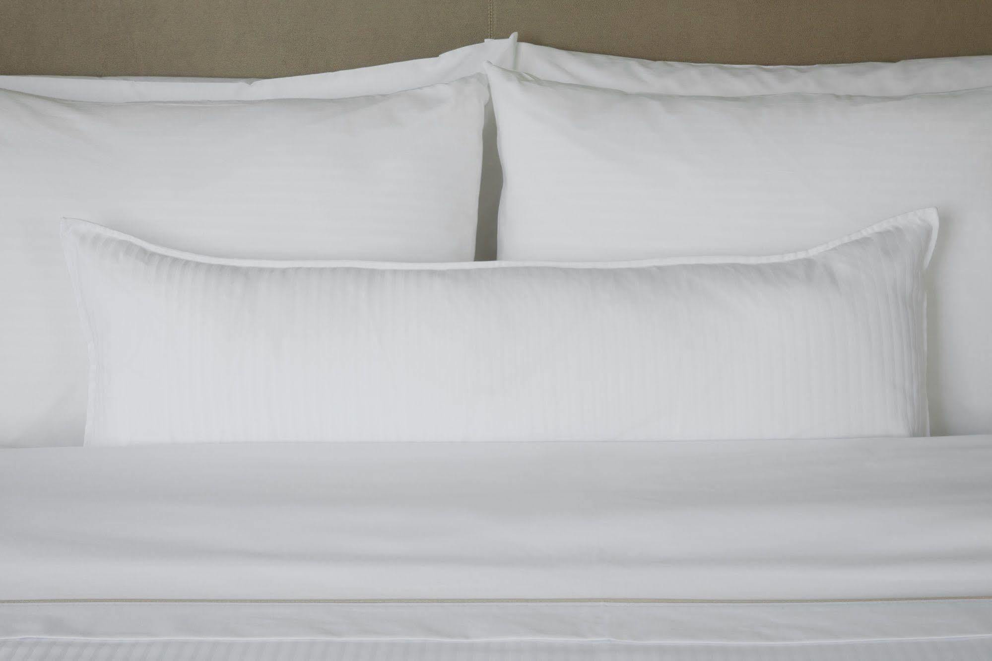 Sheraton Bellevue Hotel Bagian luar foto