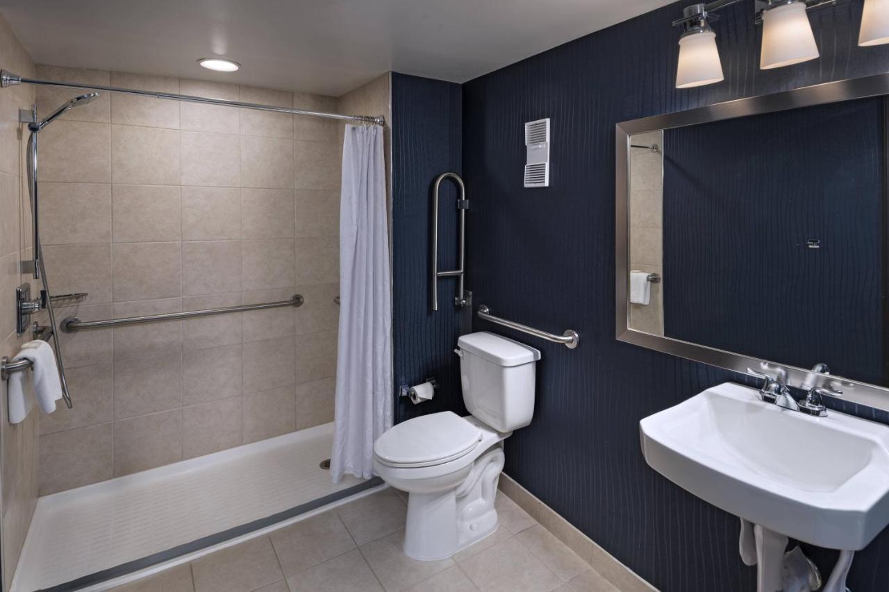 Sheraton Bellevue Hotel Bagian luar foto
