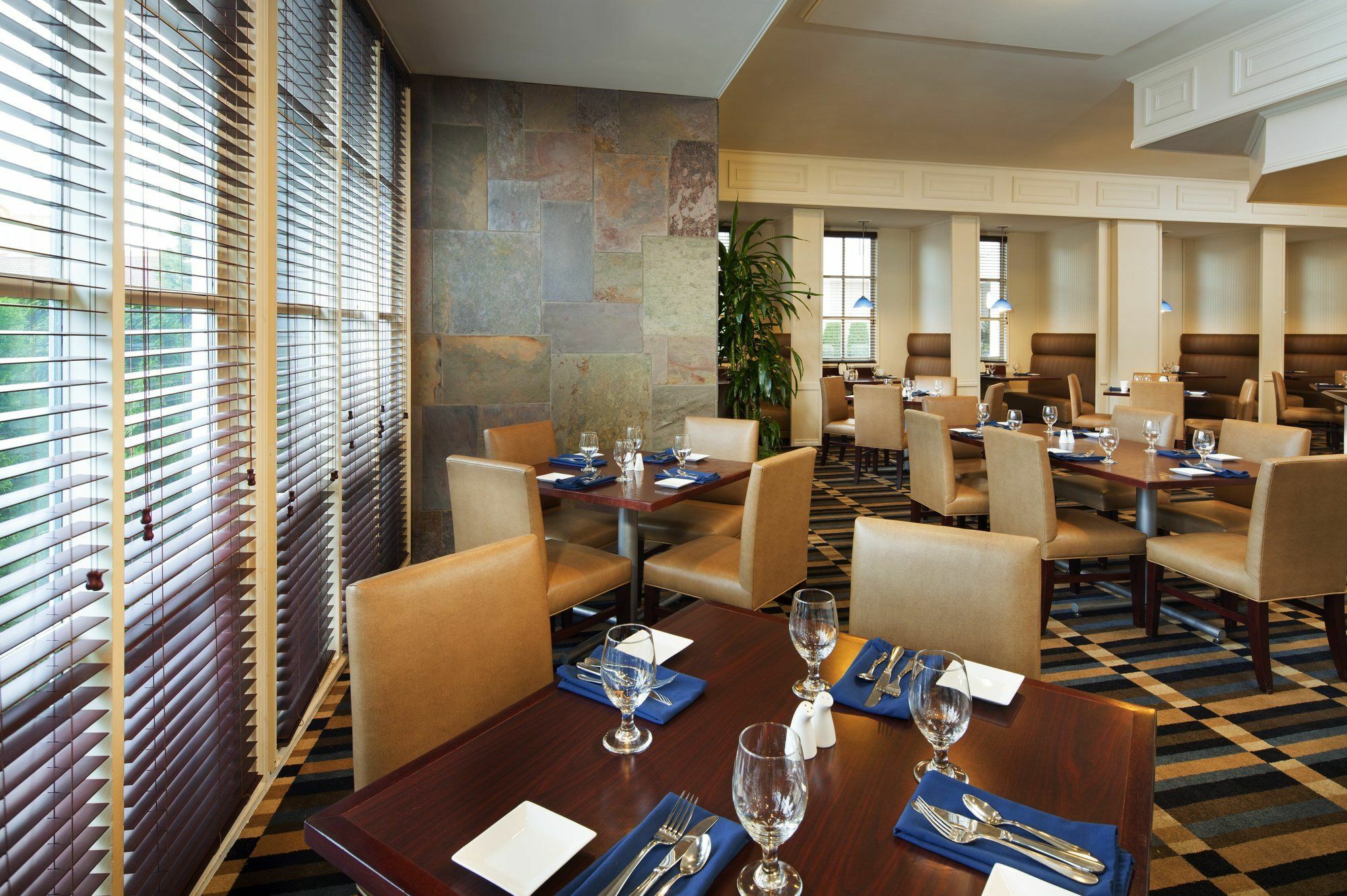 Sheraton Bellevue Hotel Bagian luar foto