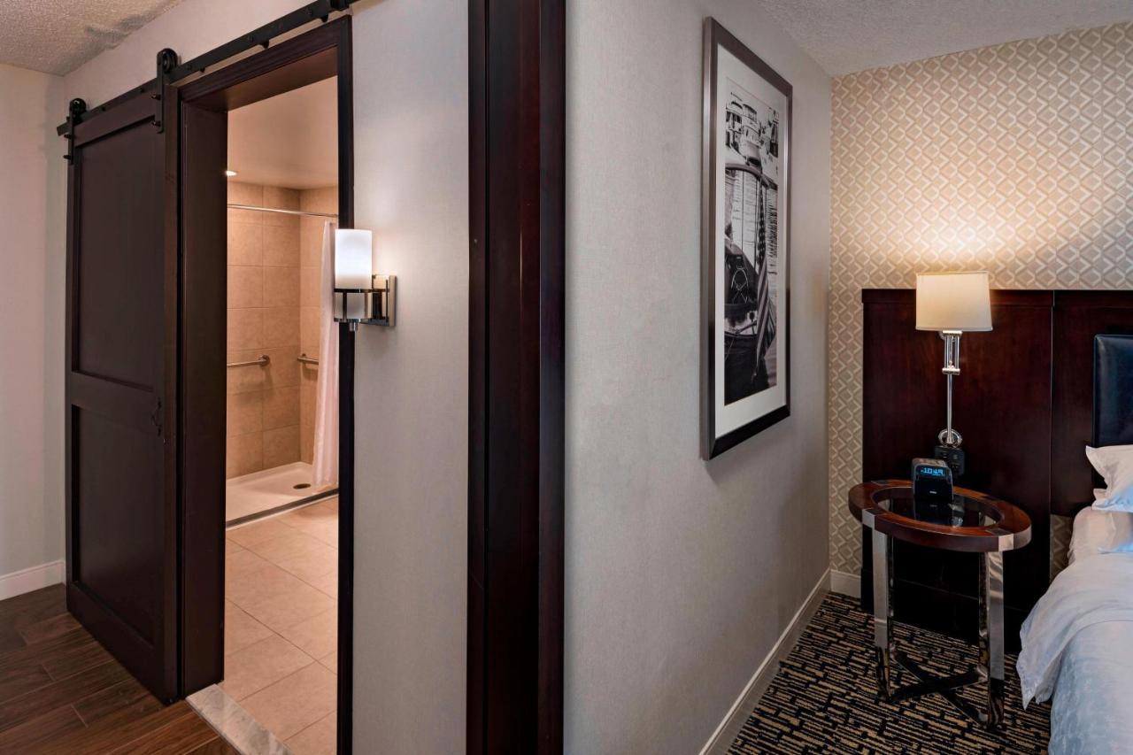 Sheraton Bellevue Hotel Bagian luar foto