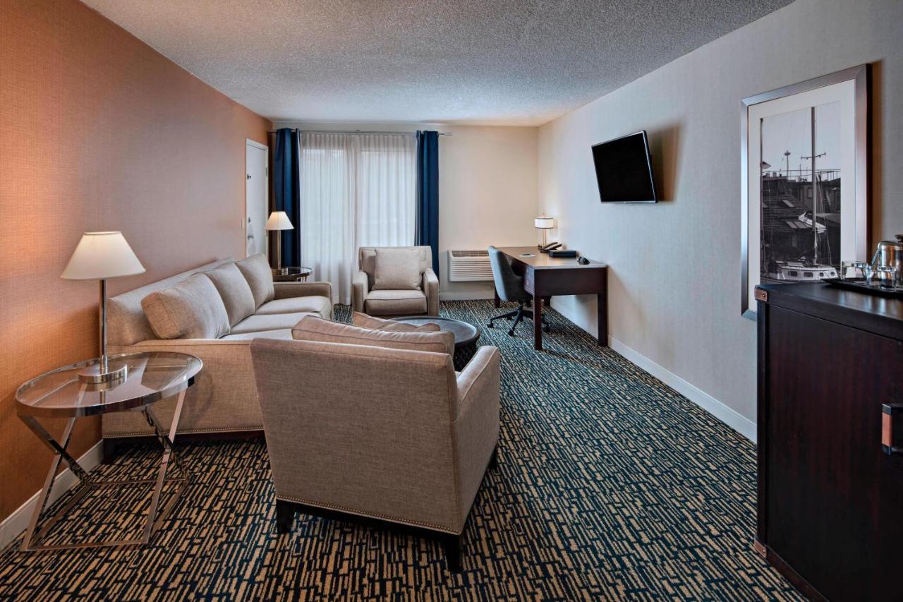 Sheraton Bellevue Hotel Bagian luar foto