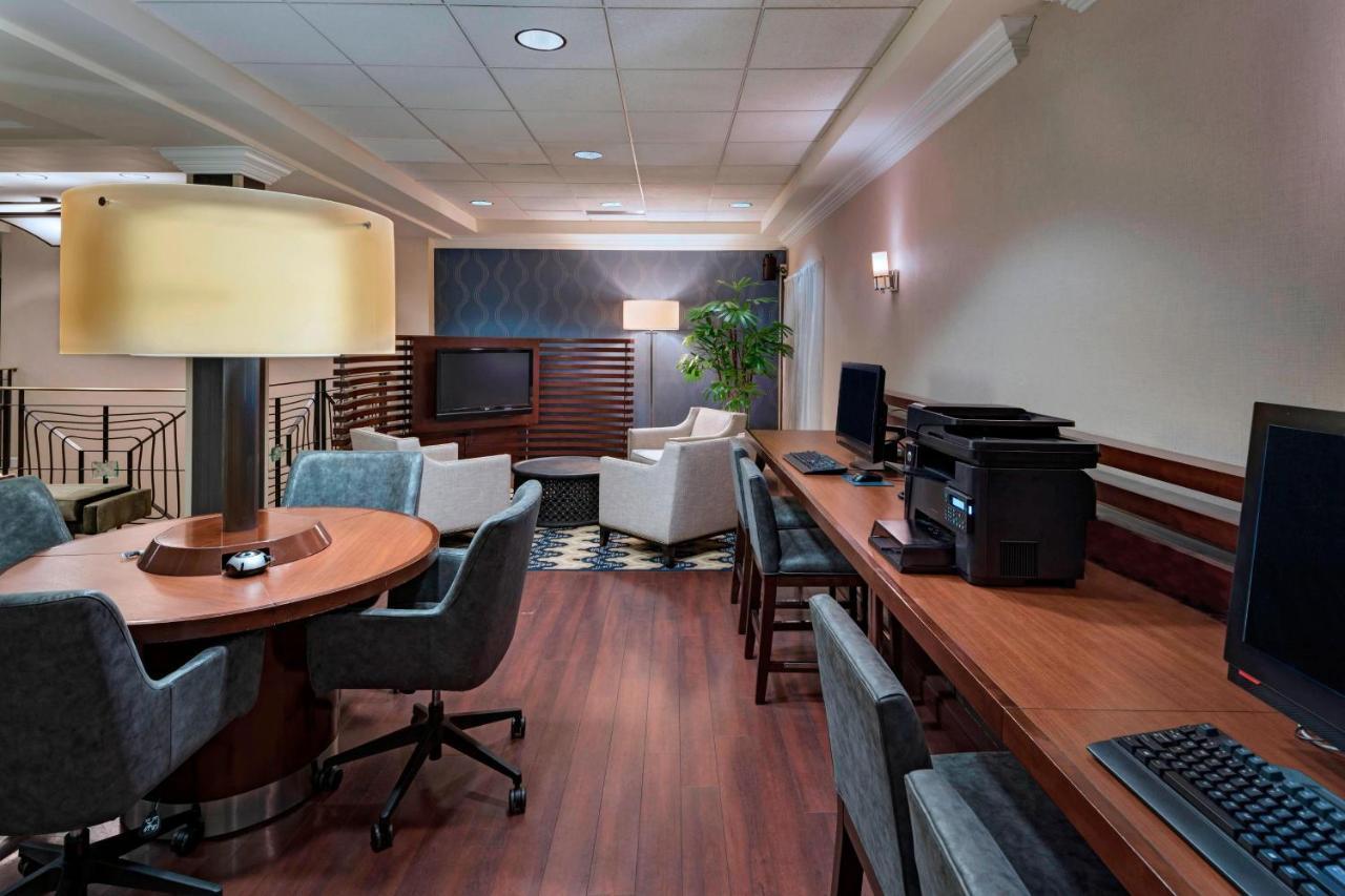 Sheraton Bellevue Hotel Bagian luar foto