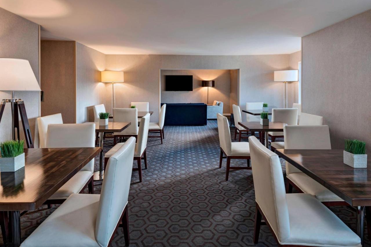 Sheraton Bellevue Hotel Bagian luar foto