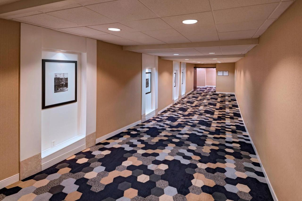 Sheraton Bellevue Hotel Bagian luar foto